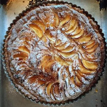 Tarte pomme et frangipane sur biscuits