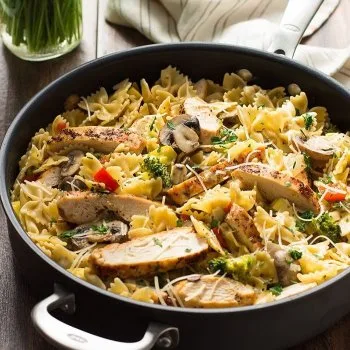 Pâtes Alfredo au poulet et légumes
