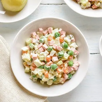 Salade Olivier aux légumes et œufs