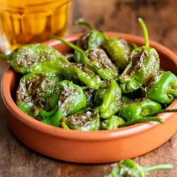 Piments de Padrón grillés