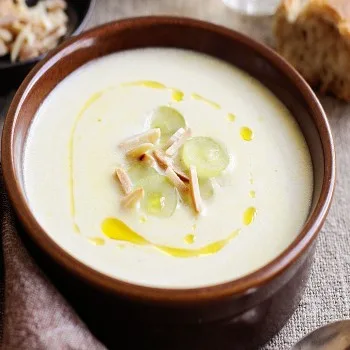 Ajo blanco, soupe froide aux amandes