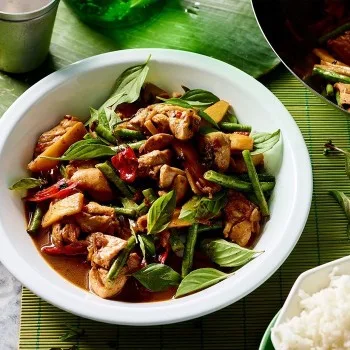 Poulet sauté au basilic thaï