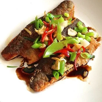 Bar au gingembre et oignons nouveaux