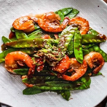 Crevettes sautées aux pois gourmands