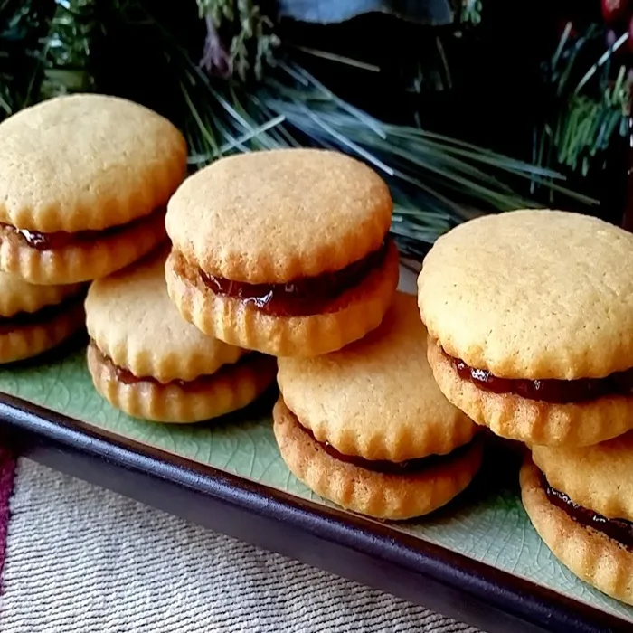 Biscuits canadiens fourrés à la confiture
