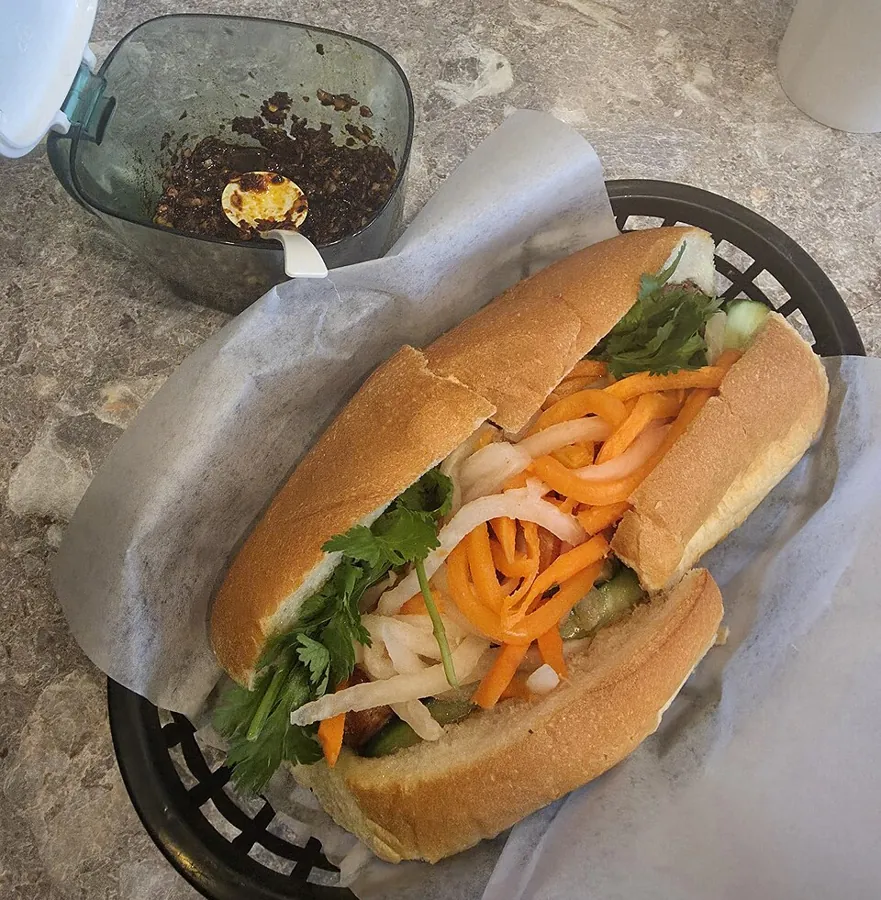 Bánh mì au poulet citronnelle