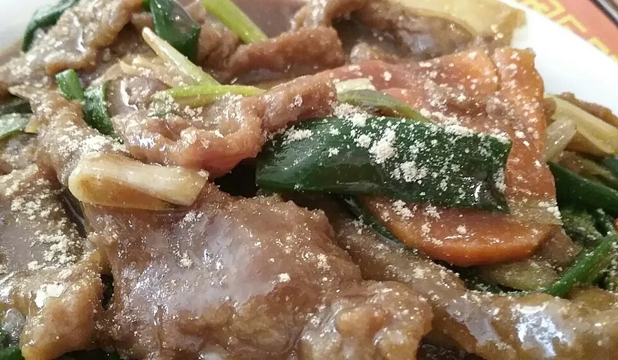 Bœuf sauté aux oignons