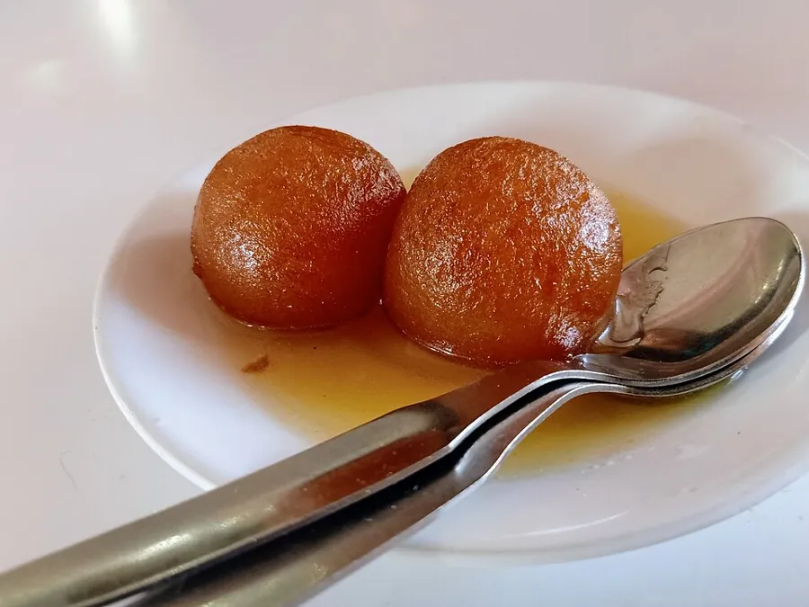 Gulab jamun au sirop de cardamome