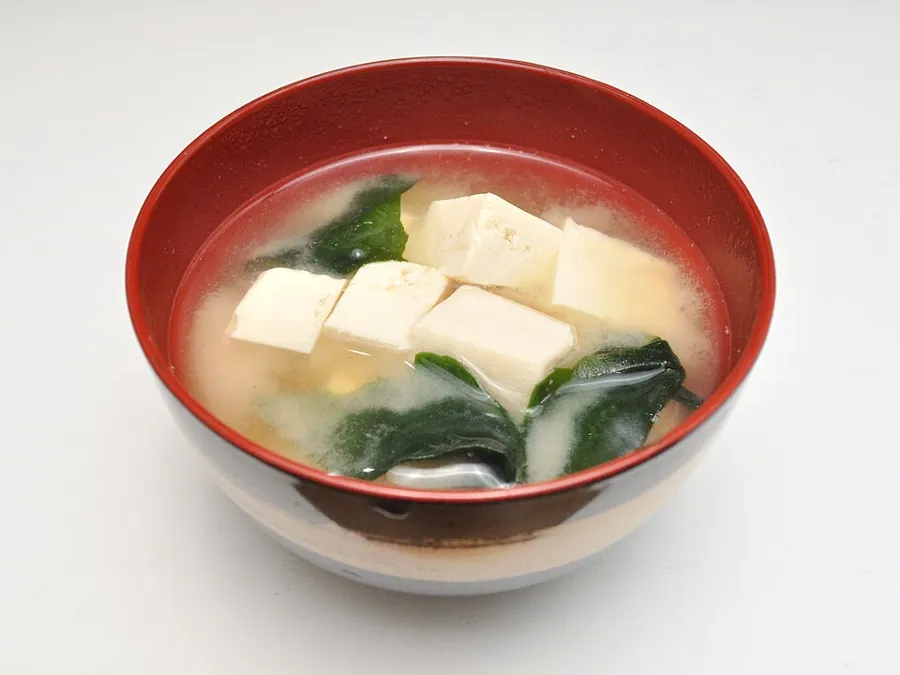 Soupe miso au tofu et wakamé