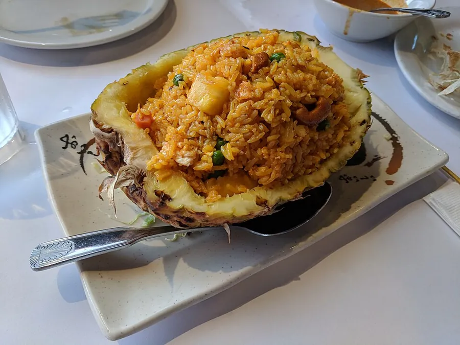 Riz sauté à l’ananas et aux crevettes
