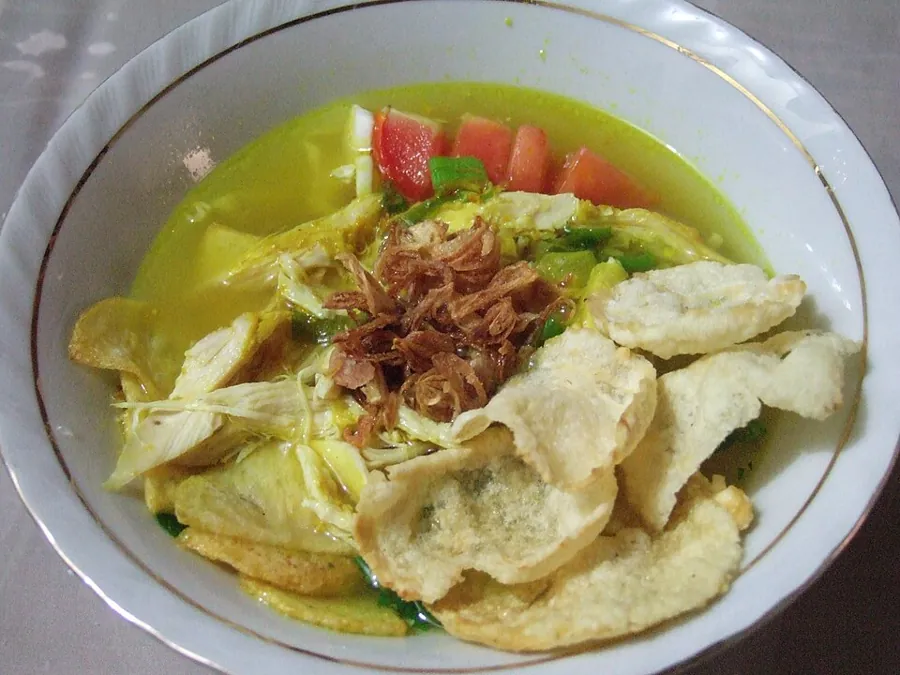 Soto ayam, soupe de poulet au curcuma