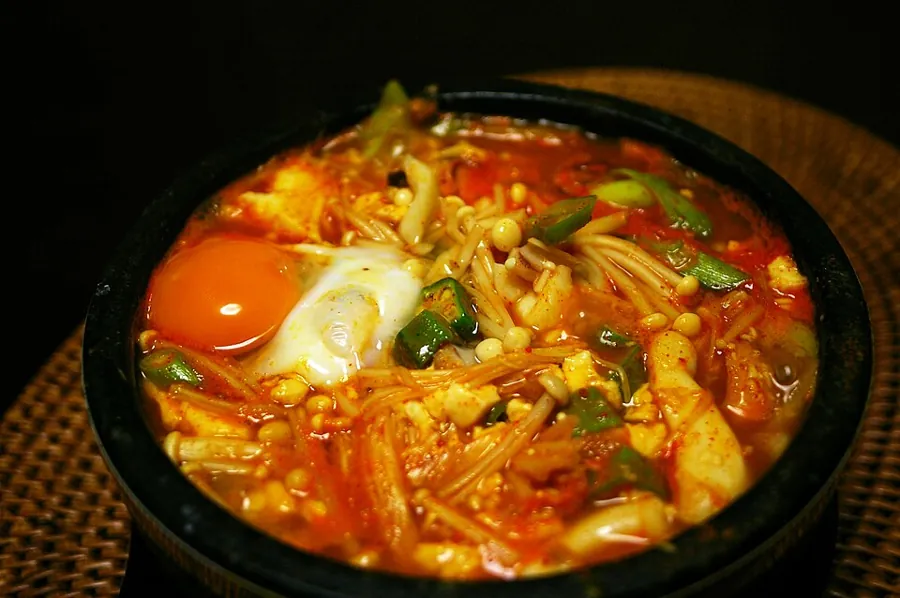 Sundubu jjigae au tofu et crevettes