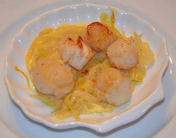Saint-Jacques sur fondue de poireaux