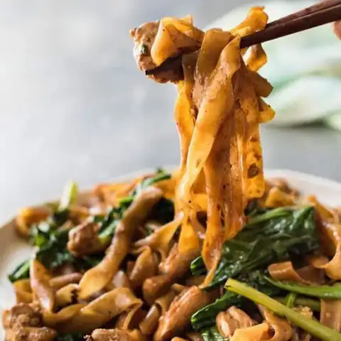 Nouilles de riz au poulet et brocoli