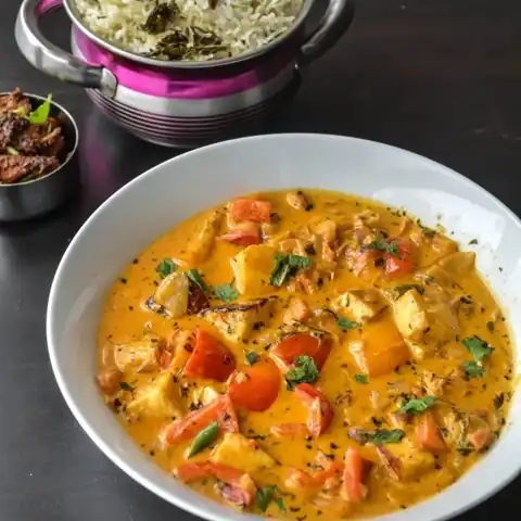 Petits pois et paneer à la tomate