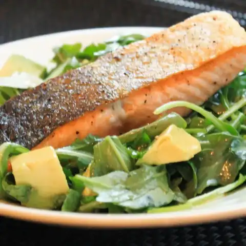 Salade de saumon et avocat au citron