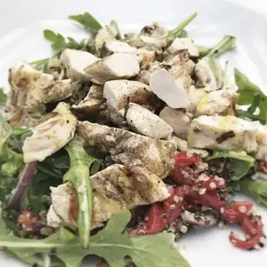 Salade grecque de quinoa et poulet