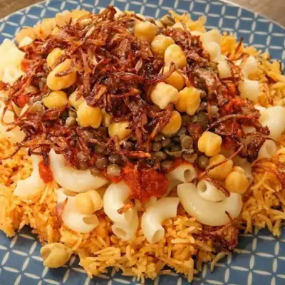 Koshari de riz, lentilles et pois chiches
