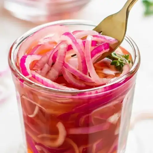 Oignons rouges marinés au vinaigre