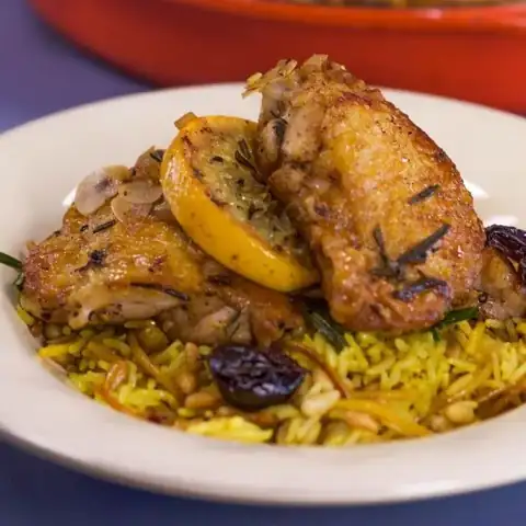 Poulet au safran, raisins et pignons