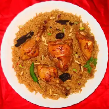 Kabsa de poulet et riz aux épices