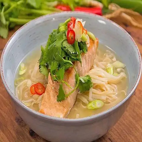 Soupe de saumon aux nouilles