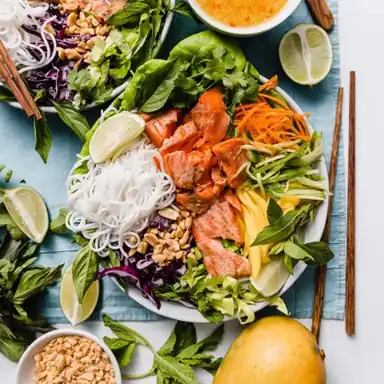 Salade de nouilles de riz au saumon fumé à chaud