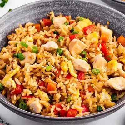 Riz sauté au poulet et légumes