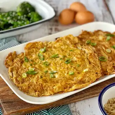 Omelette chinoise aux crevettes et légumes