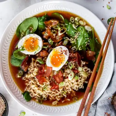 Ramen au bouillon et œuf mollet