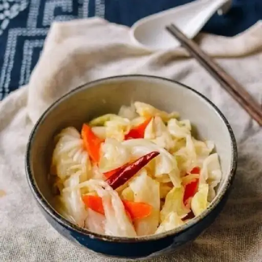 Chou laotien mariné aux oignons nouveaux