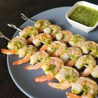 Crevettes grillées et sauce aux oignons nouveaux
