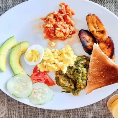 Assiette antillaise de morue, œuf et légumes