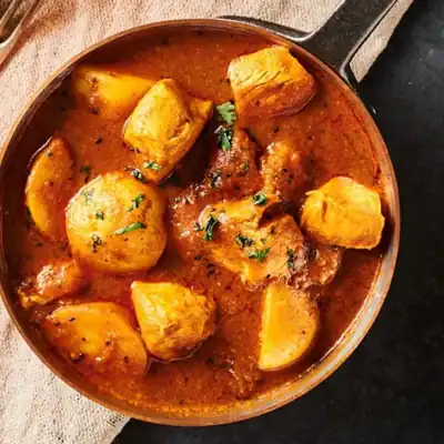 Curry de poulet et pommes de terre à la bengalie