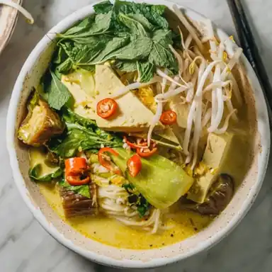 Soupe cambodgienne de nouilles et poulet