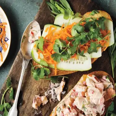 Sandwich cambodgien au poulet et crudités