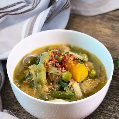Soupe aigre-douce cambodgienne au poulet