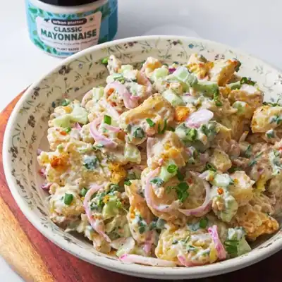 Salade de pommes de terre, petits pois et betterave