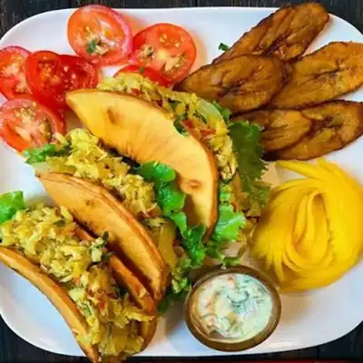 Tacos ouverts de fruit à pain et morue