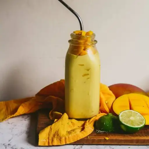 Smoothie de mangue au yaourt nature