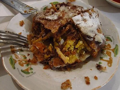 Pastilla au poulet et aux amandes