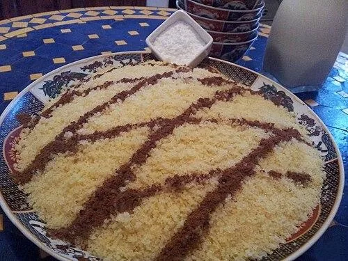 Seffa de couscous aux raisins et aux amandes